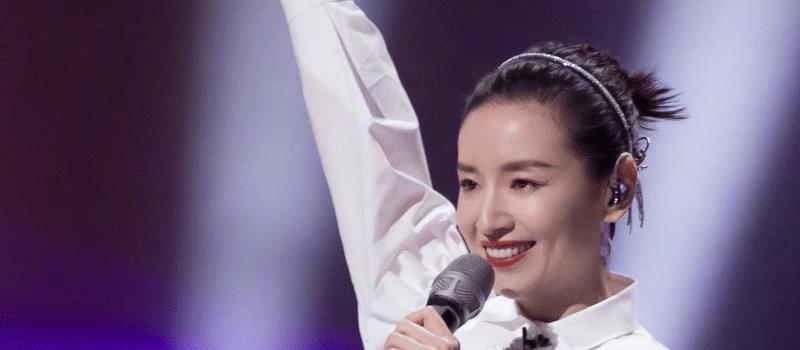 43岁董洁街头被偶遇！手冒青筋腿比胳膊细，弓腰驼背瘦成大头娃娃(图7)