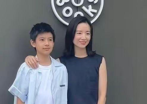 43岁董洁街头被偶遇！手冒青筋腿比胳膊细，弓腰驼背瘦成大头娃娃(图9)