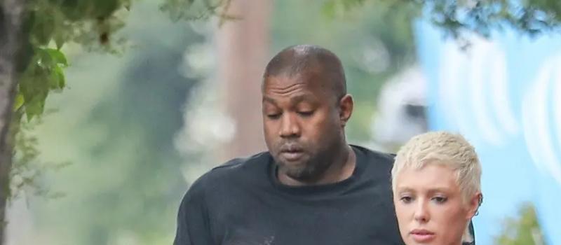 坎爷和爱妻齐辣眼！只穿“连裤袜”就外出，28岁新欢连鞋都省了(图1)