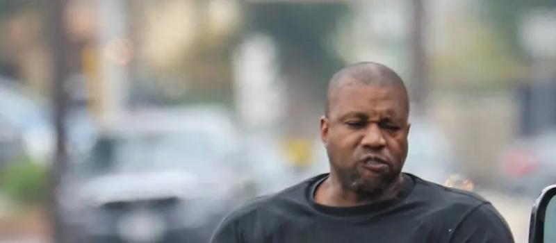 坎爷和爱妻齐辣眼！只穿“连裤袜”就外出，28岁新欢连鞋都省了(图2)