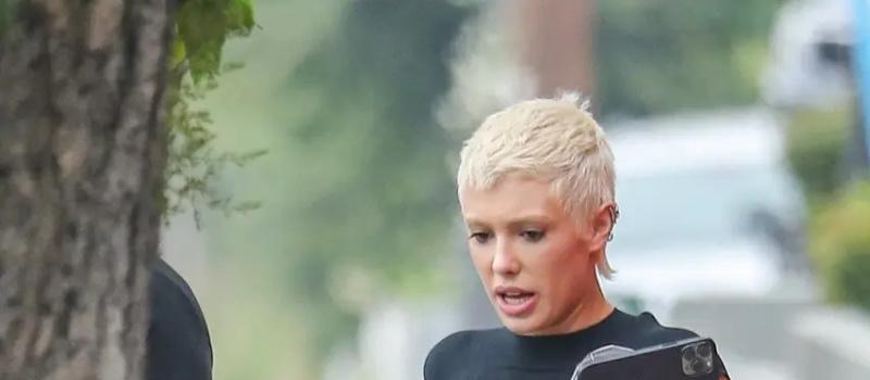 坎爷和爱妻齐辣眼！只穿“连裤袜”就外出，28岁新欢连鞋都省了(图3)