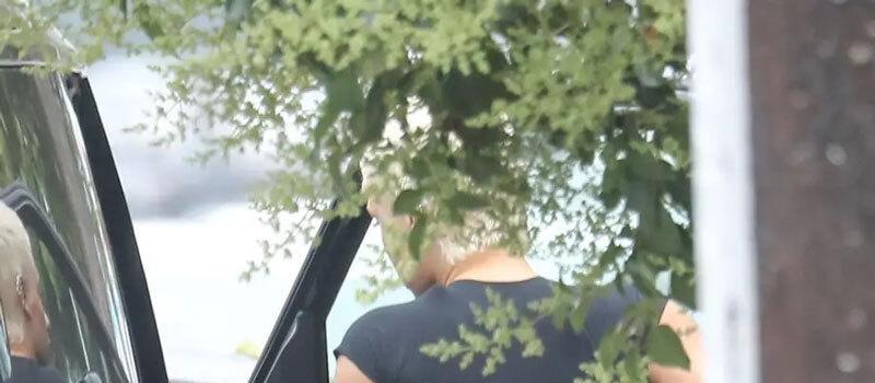 坎爷和爱妻齐辣眼！只穿“连裤袜”就外出，28岁新欢连鞋都省了(图4)