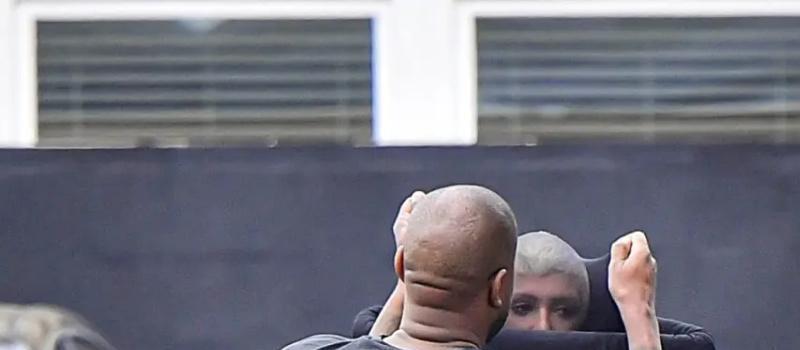 坎爷和爱妻齐辣眼！只穿“连裤袜”就外出，28岁新欢连鞋都省了(图5)