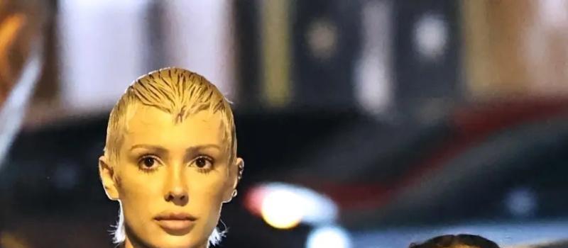 坎爷和爱妻齐辣眼！只穿“连裤袜”就外出，28岁新欢连鞋都省了(图6)