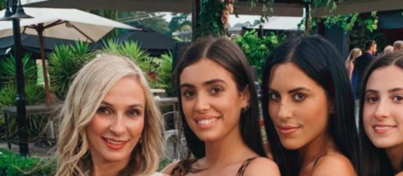 坎爷和爱妻齐辣眼！只穿“连裤袜”就外出，28岁新欢连鞋都省了(图7)