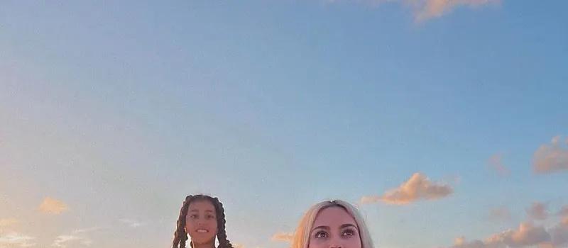 坎爷和爱妻齐辣眼！只穿“连裤袜”就外出，28岁新欢连鞋都省了(图8)