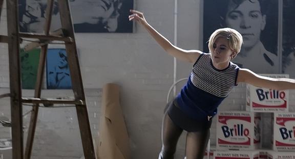 电影《纵情女郎》中自由意识的觉醒是重要的主题，表现在哪方面？(图4)