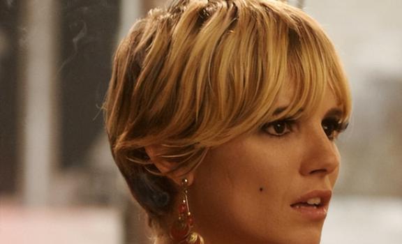 电影《纵情女郎》中自由意识的觉醒是重要的主题，表现在哪方面？(图5)