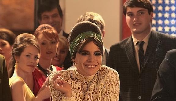 电影《纵情女郎》中自由意识的觉醒是重要的主题，表现在哪方面？(图11)